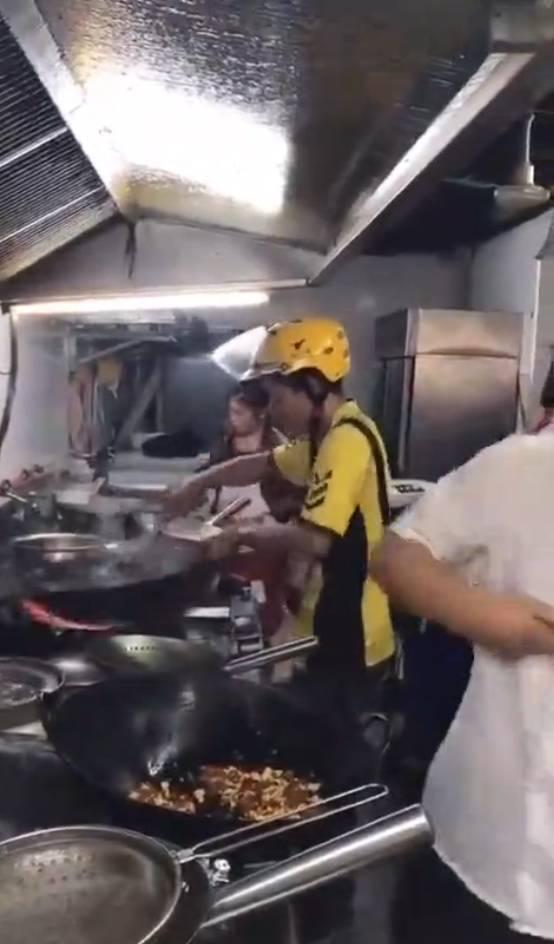 外卖员爆料米线视频播放,视频曝光引发网友热议！”