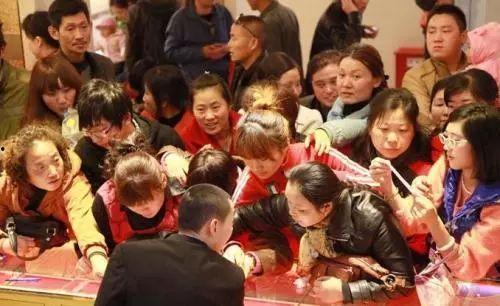 青岛大妈爆料新闻事件真相,新闻事件背后的真相