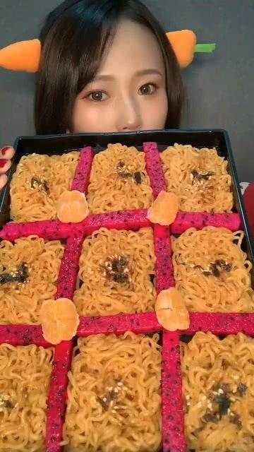 吃火鸡面爆料视频,挑战极限！揭秘吃火鸡面爆火背后的疯狂视频