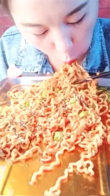吃火鸡面爆料视频,挑战极限！揭秘吃火鸡面爆火背后的疯狂视频