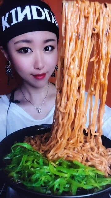 吃火鸡面爆料视频,挑战极限！揭秘吃火鸡面爆火背后的疯狂视频